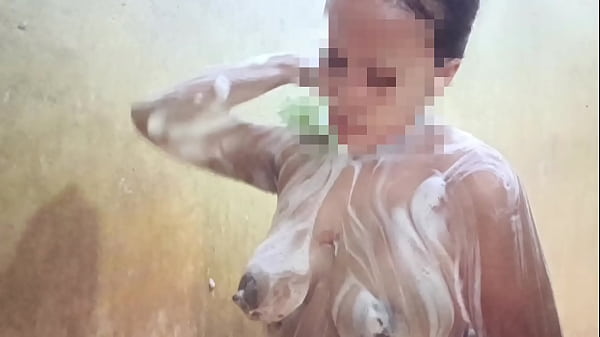 Lihatin aku mandi ya sayang