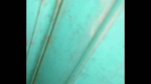 Ngintip Istri tetangga kost yang sengaja gak kunci kamar saat suaminya kerja malah di ajak ngentot